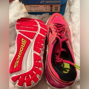 NEW NWB ladies’ women’s Brooks Transcend 9.5 Diva Pink/Festival Fuschia/Black
